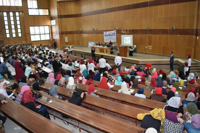 حقوق سوهاج تناقش دور الادلة الجنائية والبصمة الوراثية في كشف غموض الجريمة