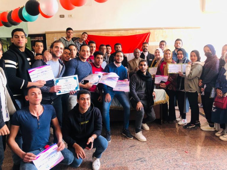 تكريم الطلاب المشاركون فى الانشطه الرياضيه(كمال اجسام و تنس الطاوله و الشطرنج) و الانشطه الفنيه