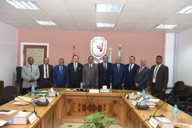 رئيس جامعة سوهاج  يترأس اول جلسة لمجلس كلية الحقوق