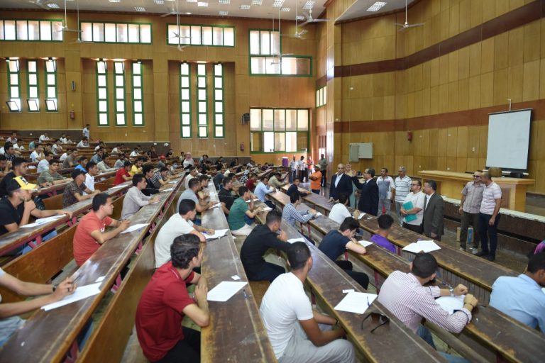 رئيس جامعة سوهاج يتابع انتظام الامتحانات بكلية الحقوق في أسبوعها الرابع