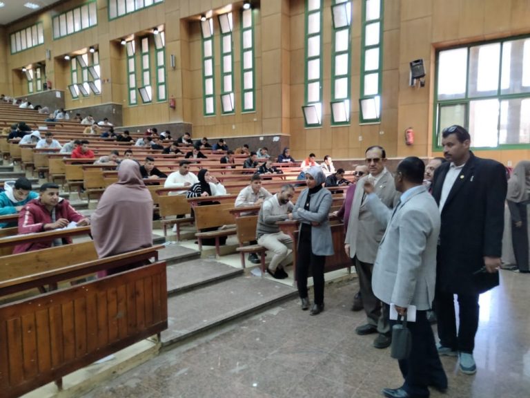 تفقد العميد لخط سير امتحانات الترم الأول بالكلية