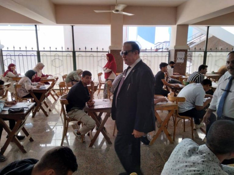 تفقد العميد لخط سير امتحانات الترم الثانى بالكلية