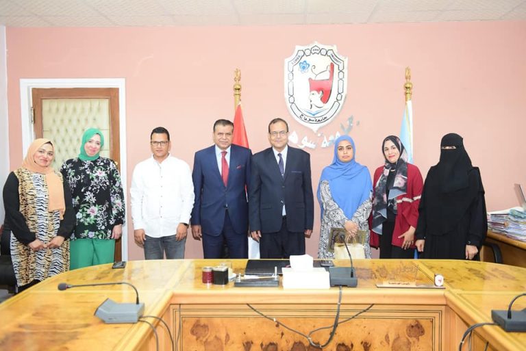 رئيس جامعة سوهاج يكرم الفائزين فى المسابقة الرمضانية لوحدة البوابة الإلكترونية