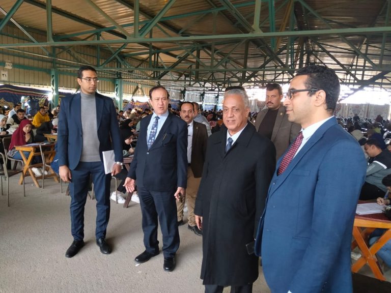 اختتم اليوم الخميس الموافق ٢٠٢٤/١/٢٥ السيد الاستاذ الدكتور/ رابح رتيب بسطا عميد كلية الحقوق جولاته التفقديه لأعمال امتحانات الفصل الدراسي الأول ٢٠٢٤/٢٠٢٣ .