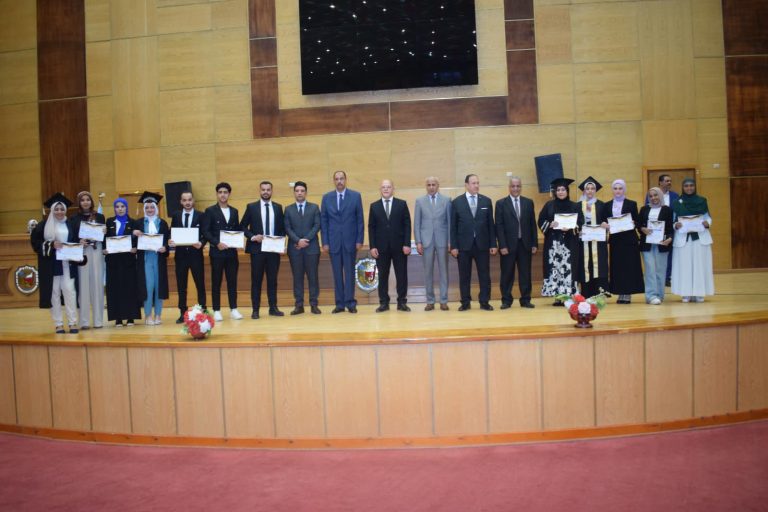 سراج والنعماني  يشهدان حفل تخرج الدفعة السادسة لكلية حقوق بجامعة سوهاج