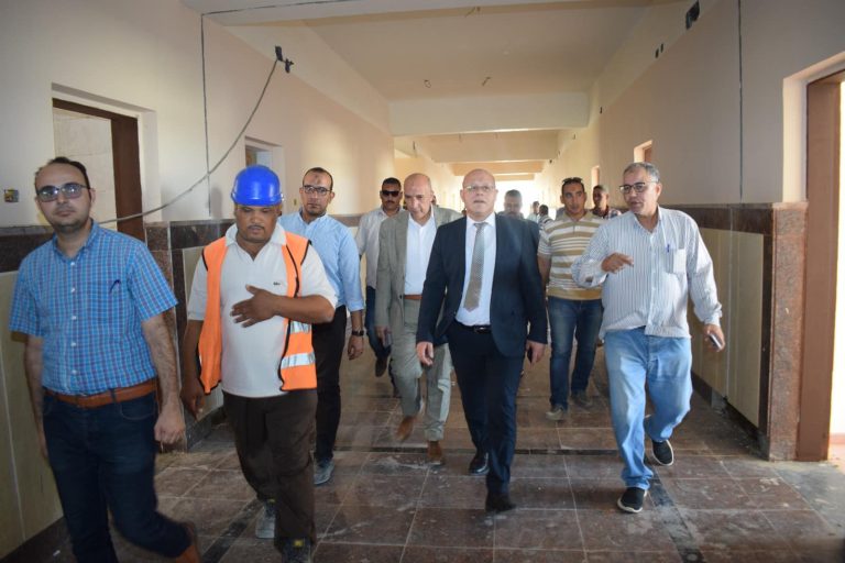رئيس جامعة سوهاج يتفقد مبني كلية حقوق الجديد للوقوف على معدلات الإنجاز الفعلية
